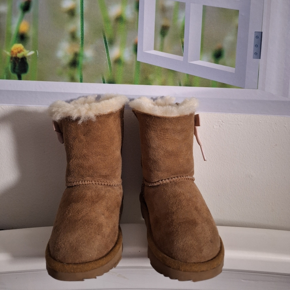 UGG PALA BOOT. SIZE 9c.